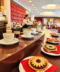 Il bancone con caffe e dolci