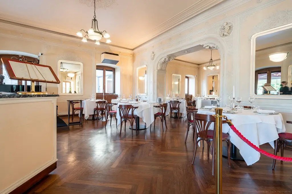 La sala del ristorante con sedie Thonet